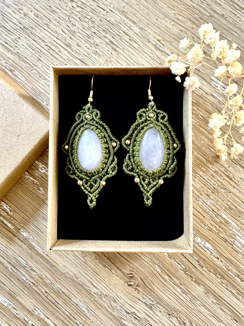 Boucles d'oreilles macramé vertes avec gouttes en quartz rose et perles laiton