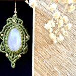 Boucles d'oreilles macramé vertes avec gouttes en quartz rose et perles laiton