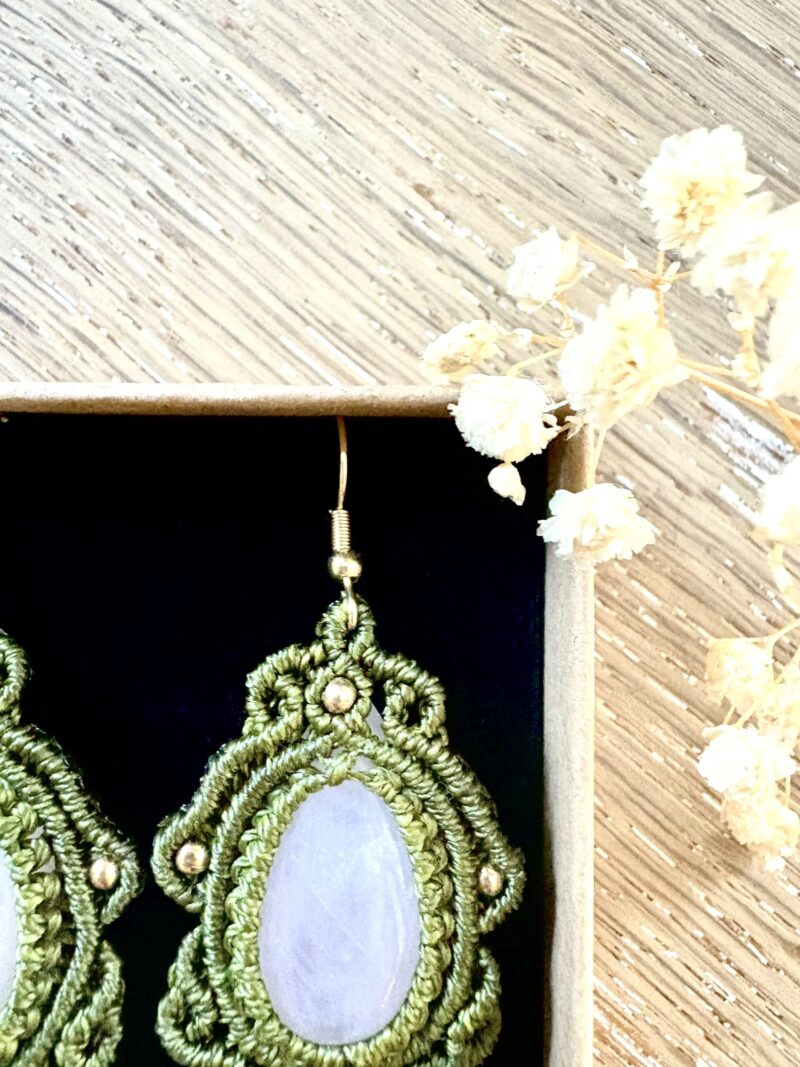 Boucles d'oreilles macramé vertes avec gouttes en quartz rose et perles laiton