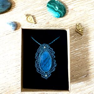 Talisman labradorite bleu et fil vert émeraude.