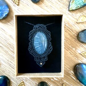 Talisman labradorite bleu avec fleur ciselée sur la pierre.