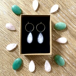 Créoles et ses gouttes quartz rose.