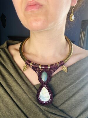 Torque ciselée, labradorite goutte et aventurine verte.