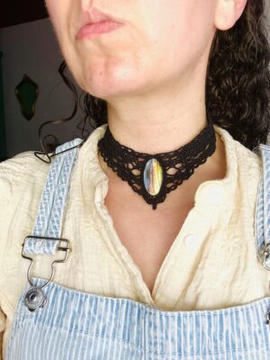 Chocker dentelle labradorite aux reflets violet